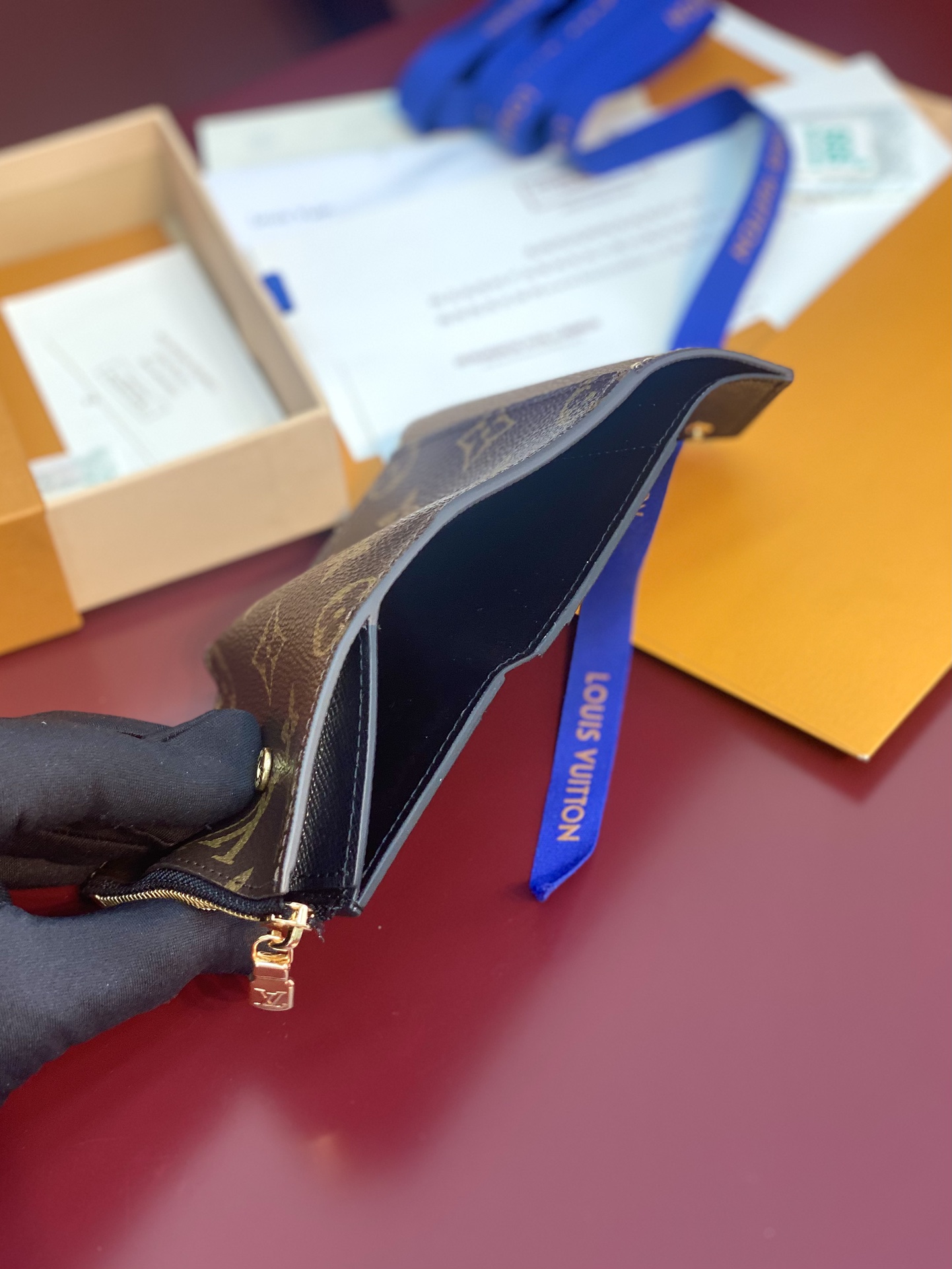 TOP Louis Vuitton LV Zoé Wallet Monogram Reverse Canvas 7.5x3x9.5cm - Khaki/Brown