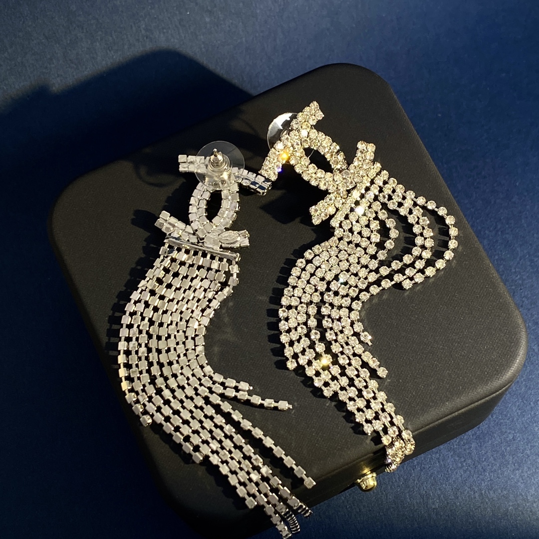 TOP CHANEL Double C Claw Chain Tassel Smart Rhinestone Stud Earrings - Gold