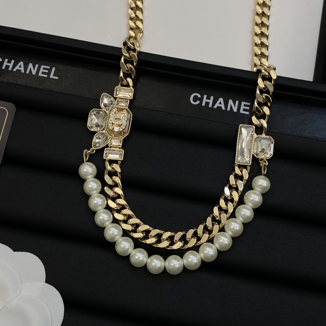 TOP CHANEL Sweater Chain with Pearl and Crystal - Gold