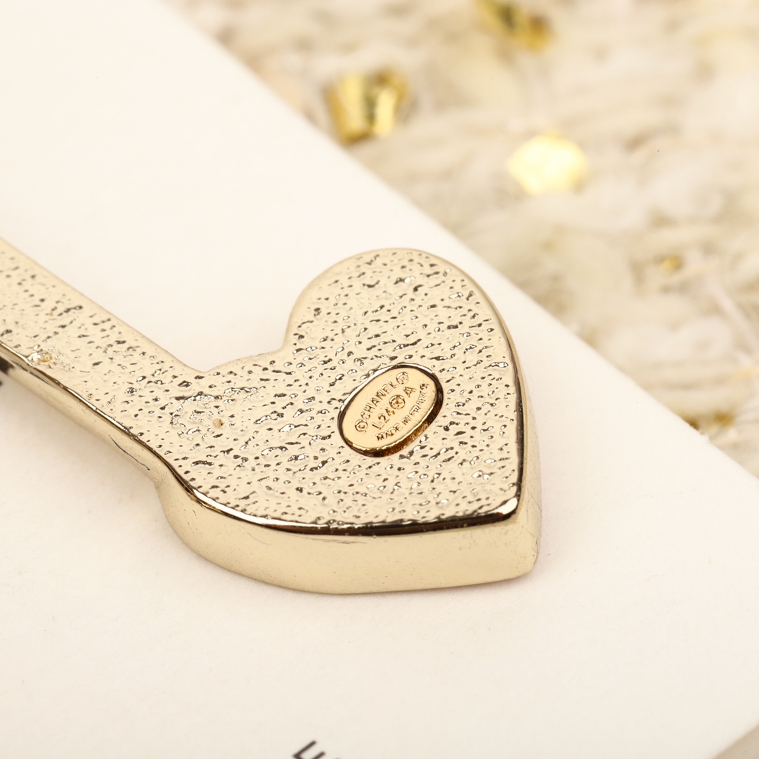 TOP CHANEL Note Brooch-Pink