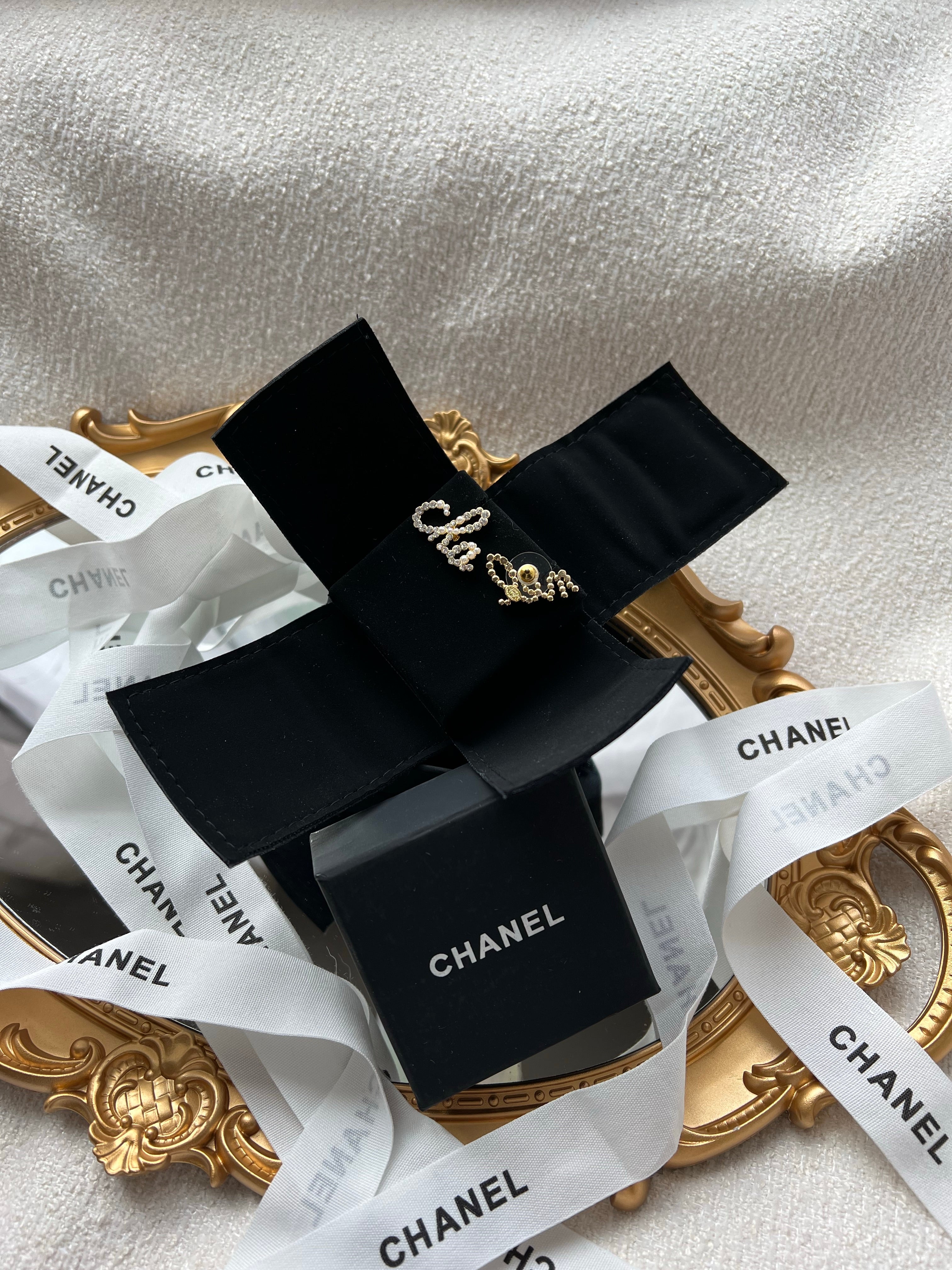 TOP CHANEL Letters Earrings Stud