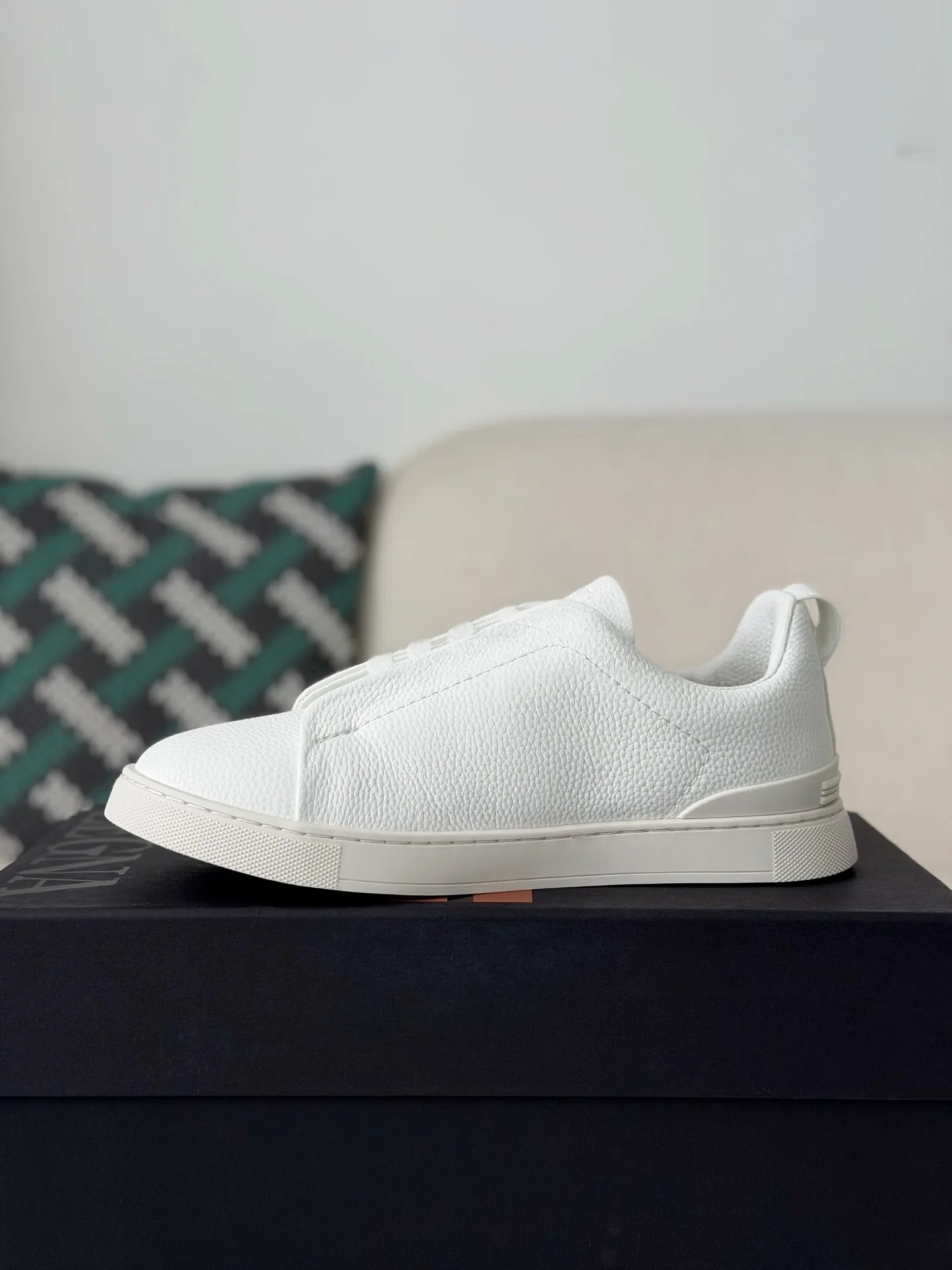 Men White Pebbled Leather Slip‑On Sneakers Elastic Band Low Top Casual Flat White Shoes