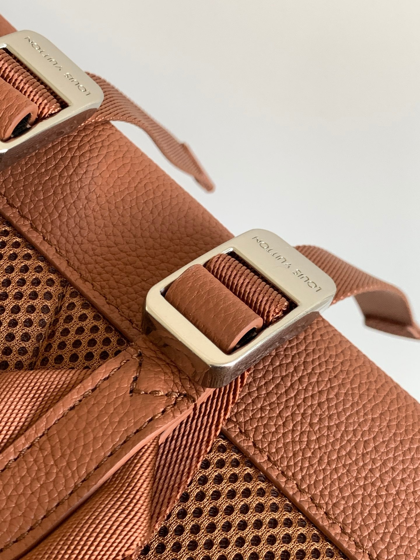 TOP Louis Vuitton LV Fastline Backpack 38x43x15cm - Brown