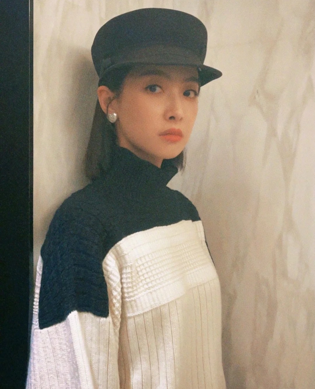 TOP CHANEL Heart Shape Pearl Earrings - Gold&White