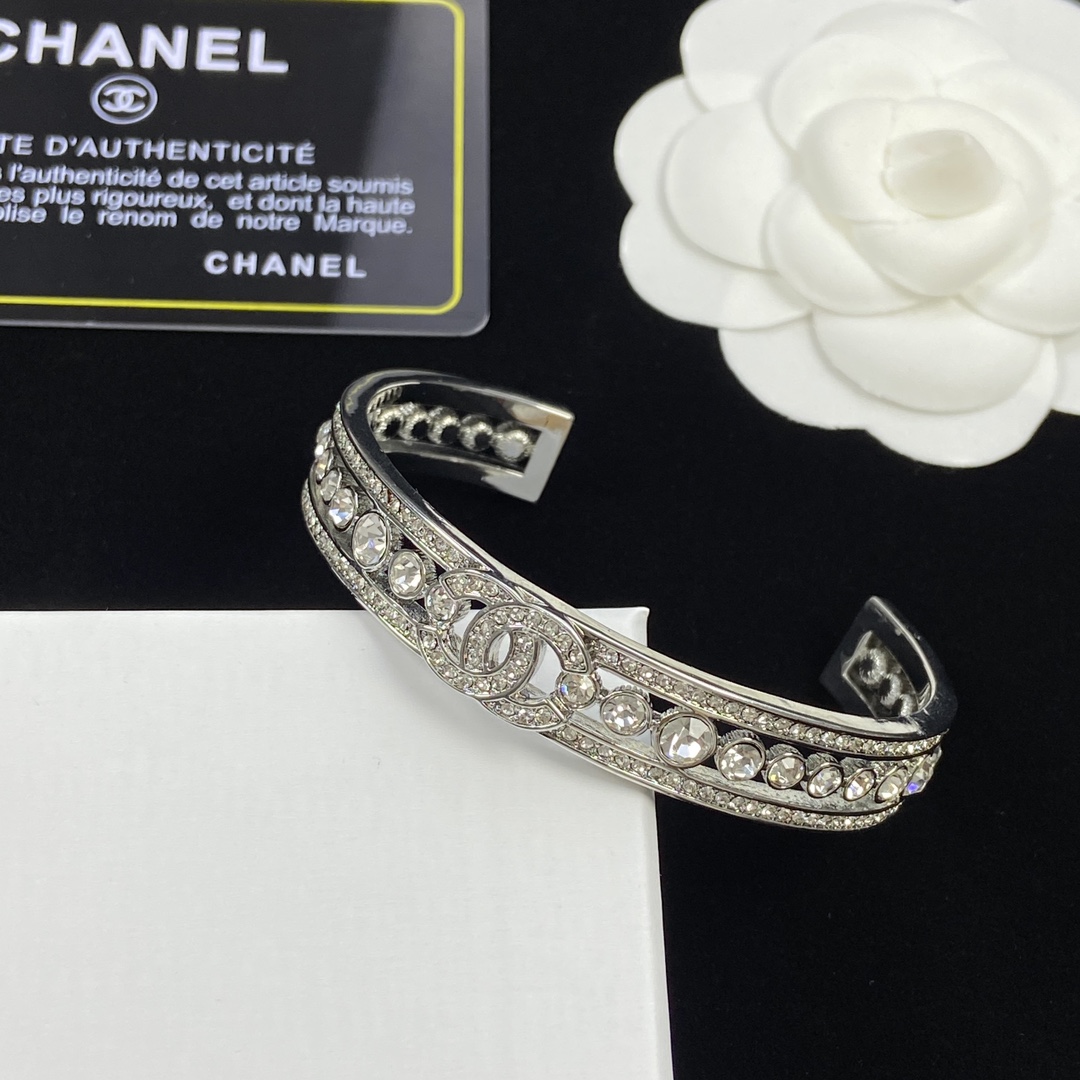 TOP CHANEL Metal/Diamond Bracelet - Silver