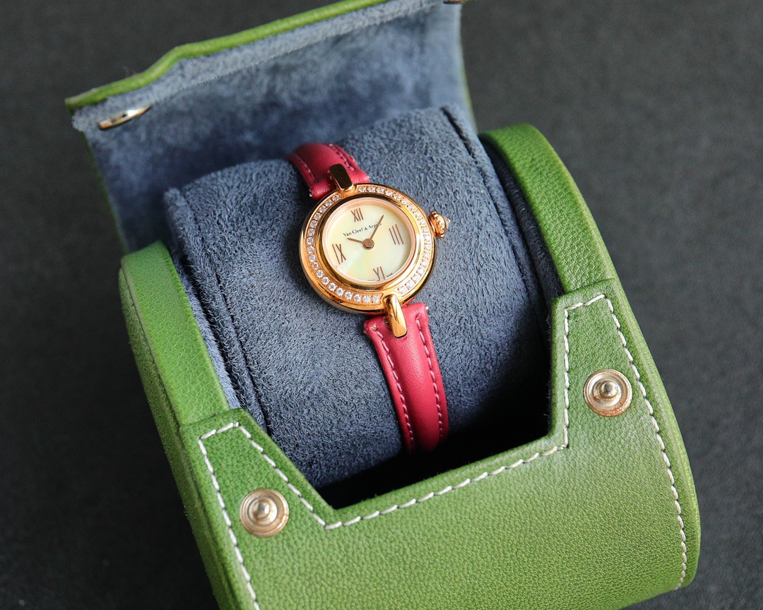 TOP Van Cleef & Arpels Watch - Red