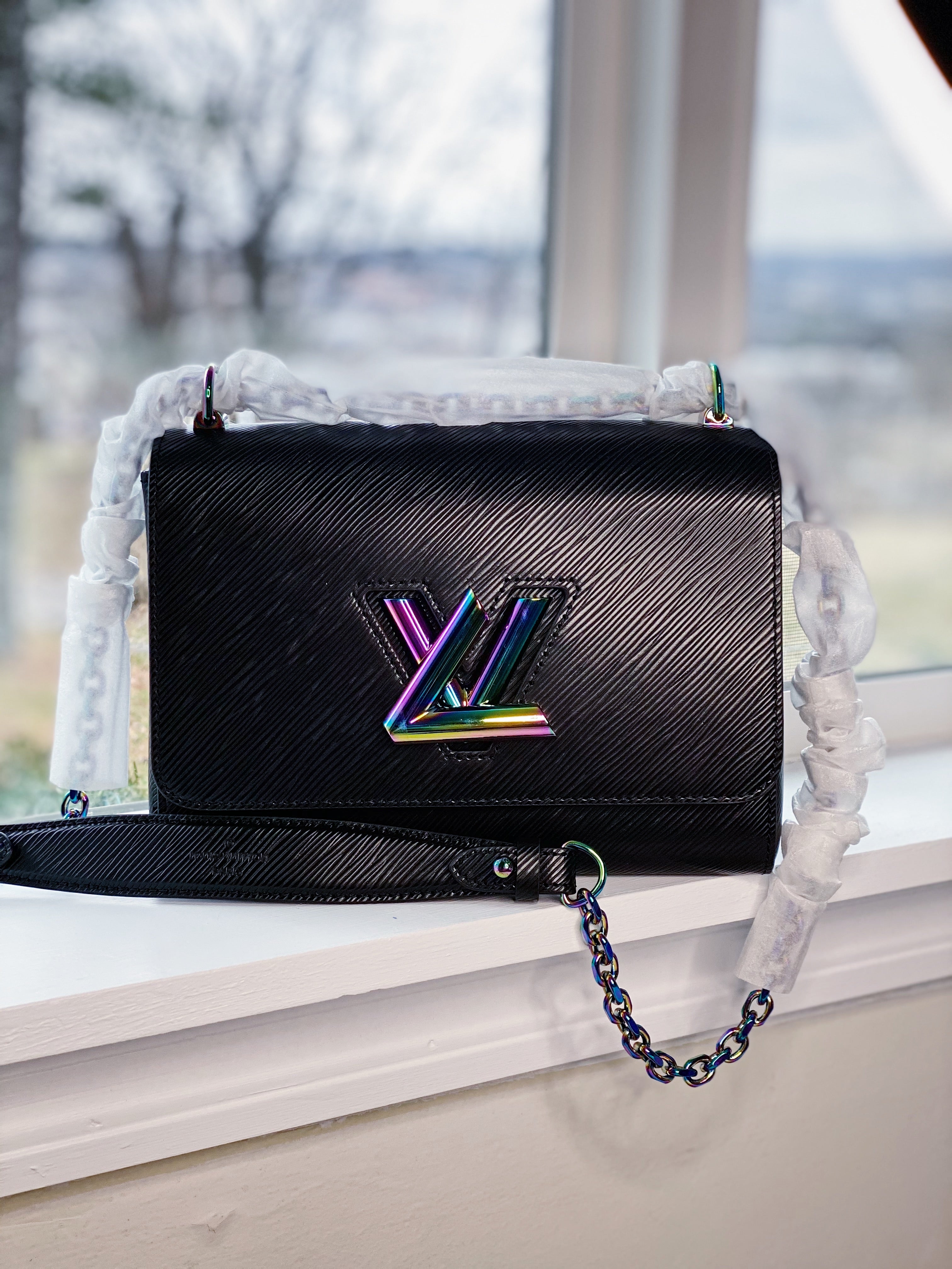 TOP Louis Vuitton LV £V Epi Twist Chain Bag 23X17X9.5CM - BLACK