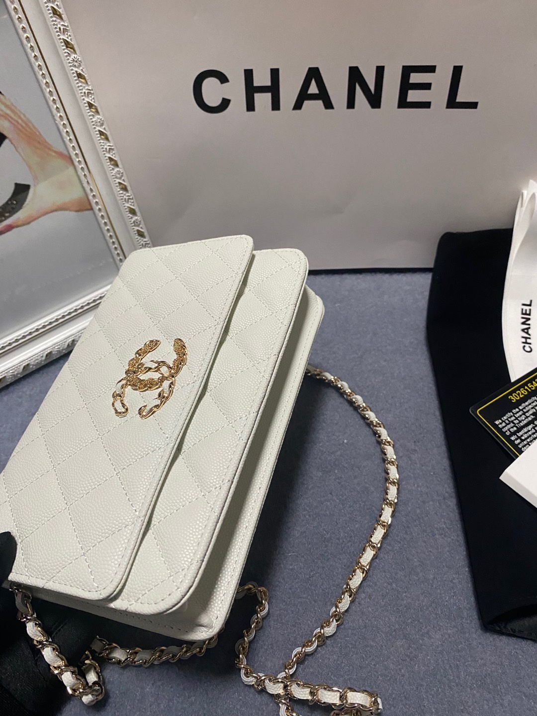 TOP CHANEL WOC Cowhide Bag 19cm - White