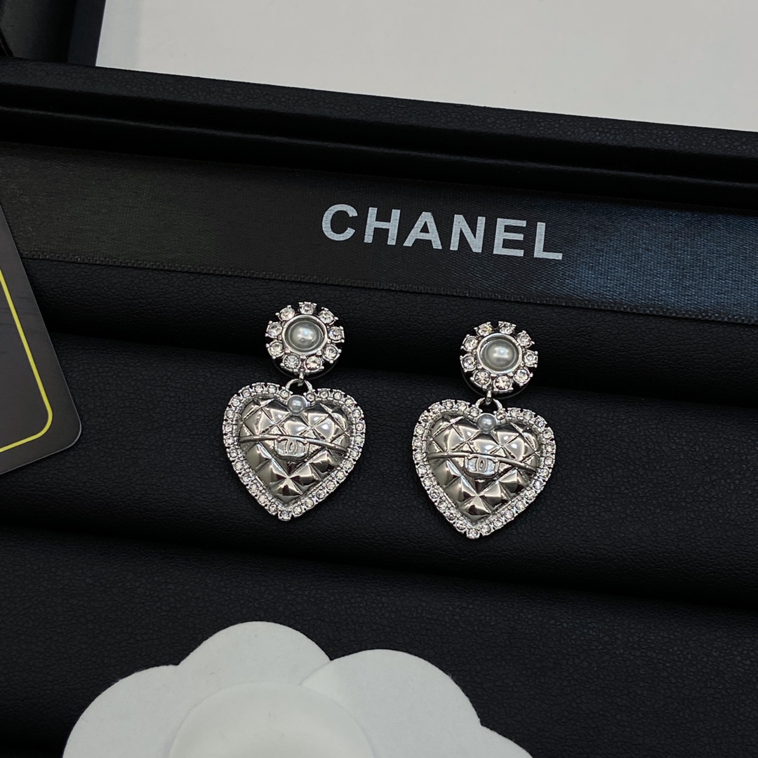 TOP CHANEL Heart Earrings-2 Colors