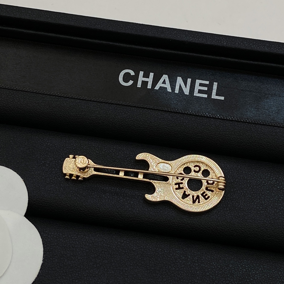 TOP CHANEL Guitar Brooch