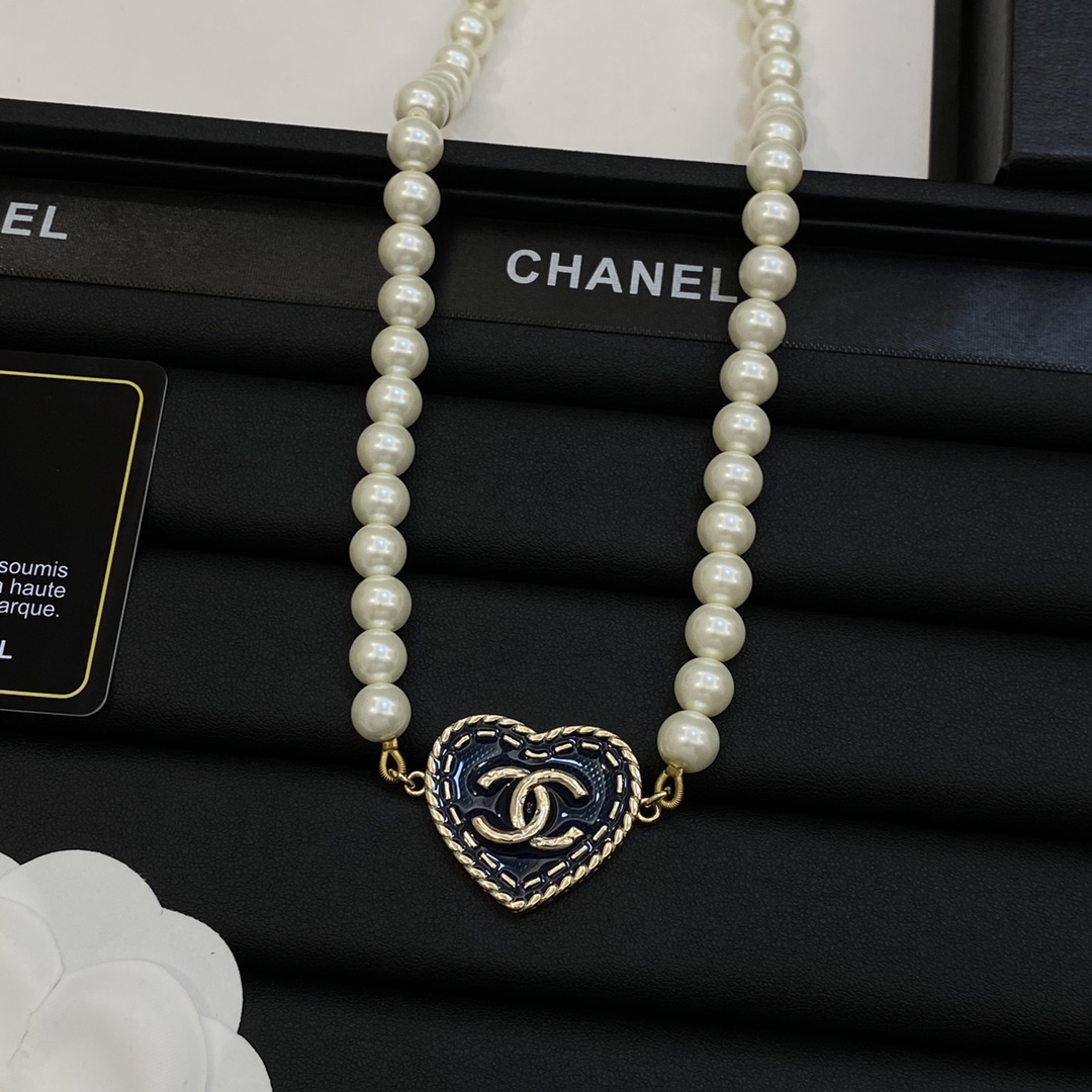TOP CHANEL Necklace with Pearl and Heart Pendant - Gold