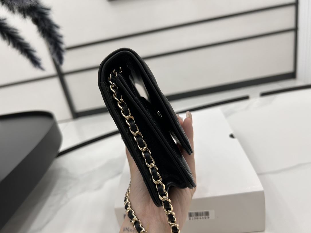 TOP CHANEL 24c Lambskin Leather Badge Woc Crossbody Bag 19cm - Black&GHW