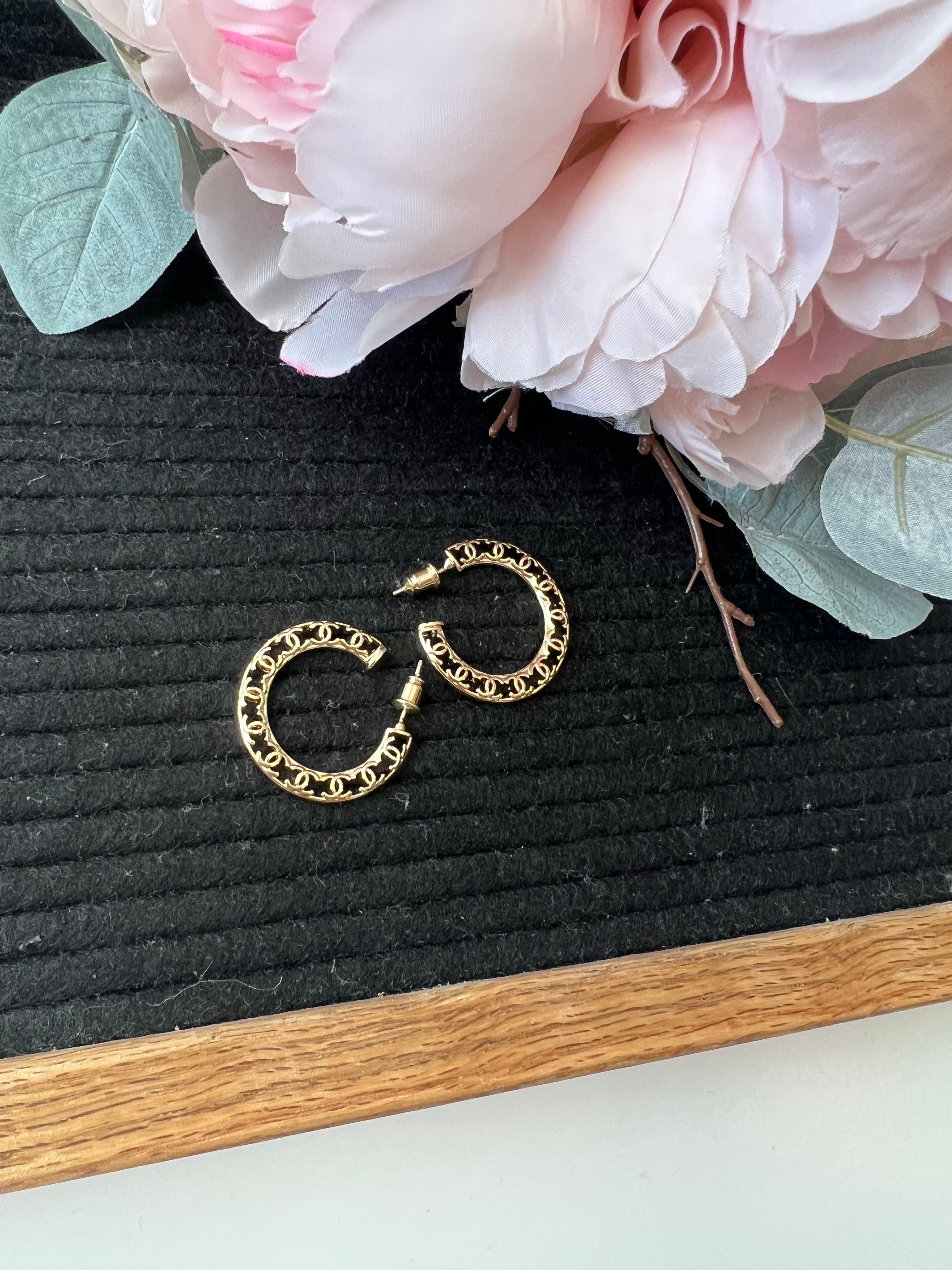 TOP CHANEL  Loop Logo Earrings - Gold
