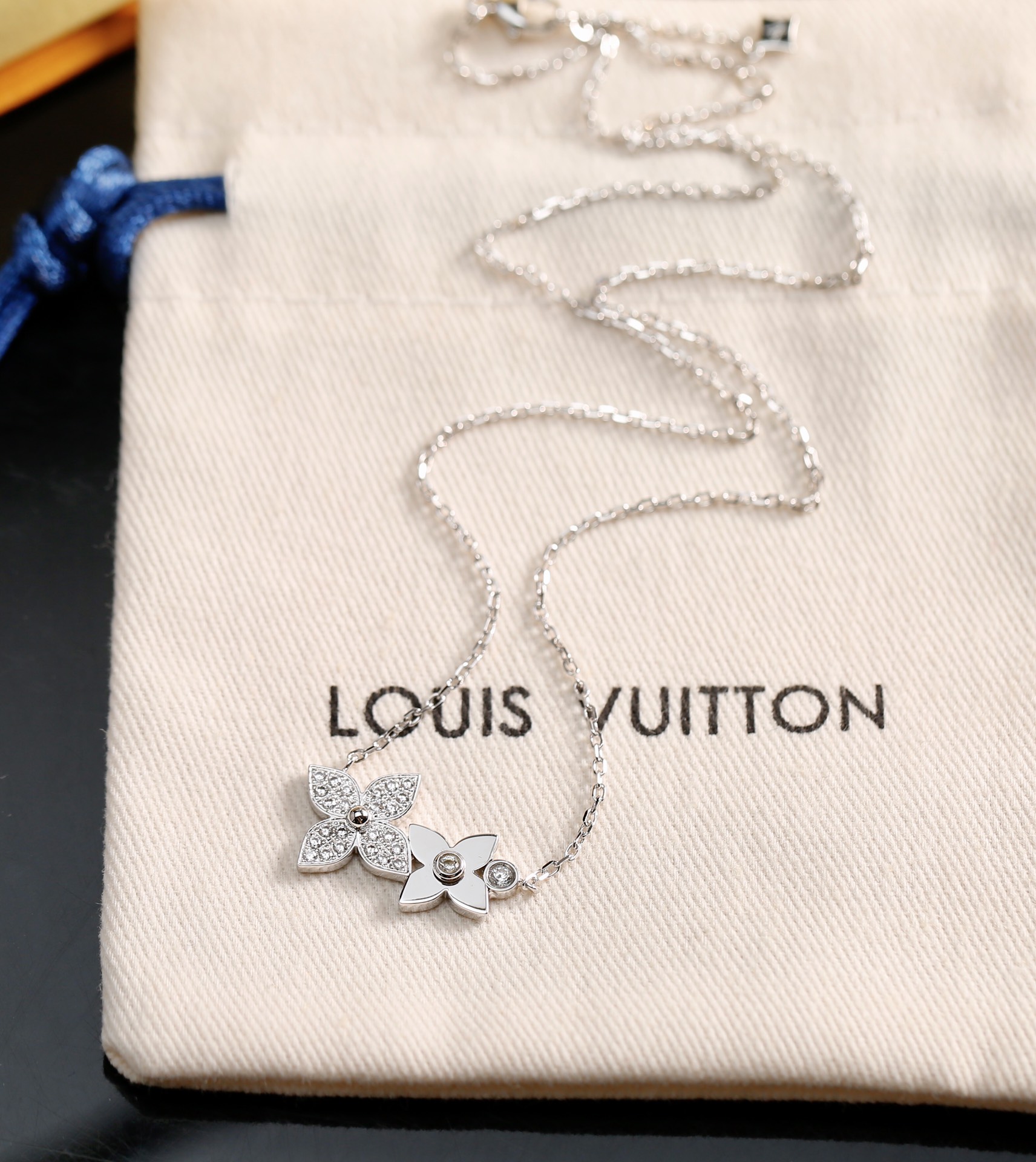 TOP Louis Vuitton LV Blossom Series Double Flower Necklace - 2 Color