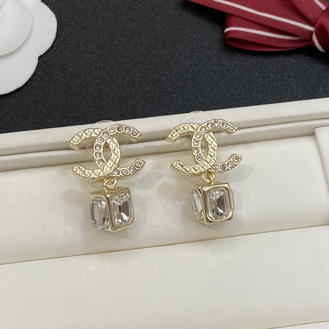 TOP CHANEL  Earrings- Gold