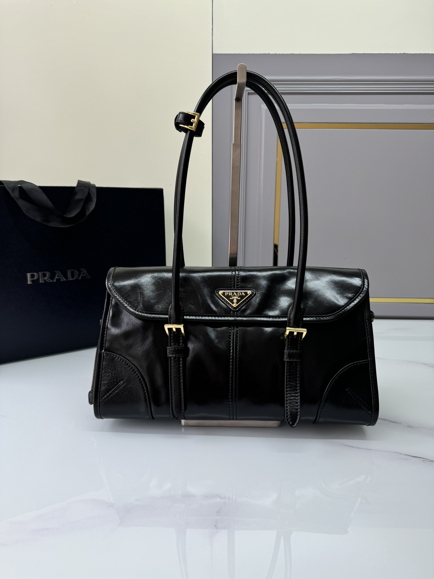 Top PRADA Oil Wax Leather Bag 31x15x12cm - Black