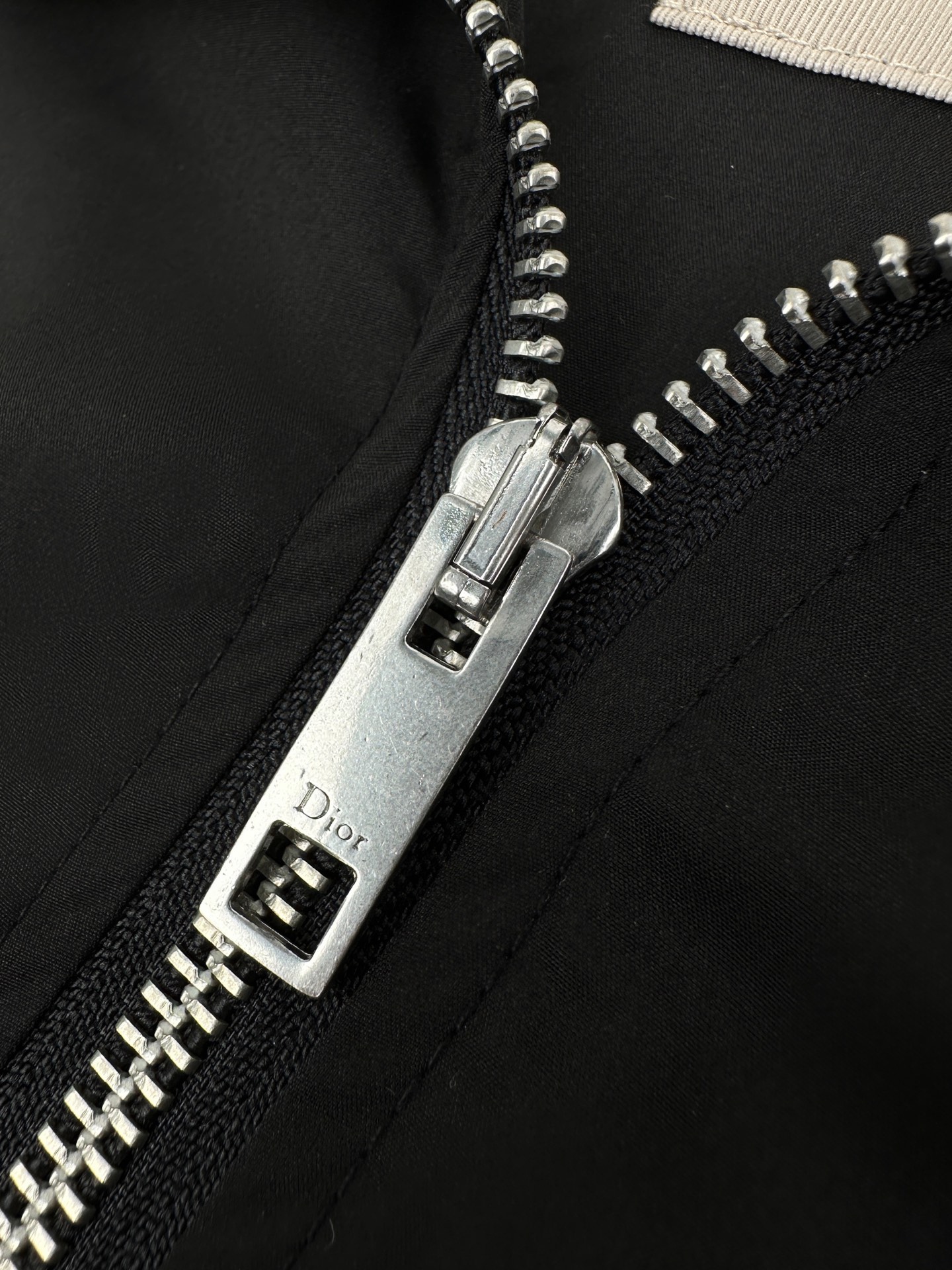 Dior Montaigne 刺绣拉链外套