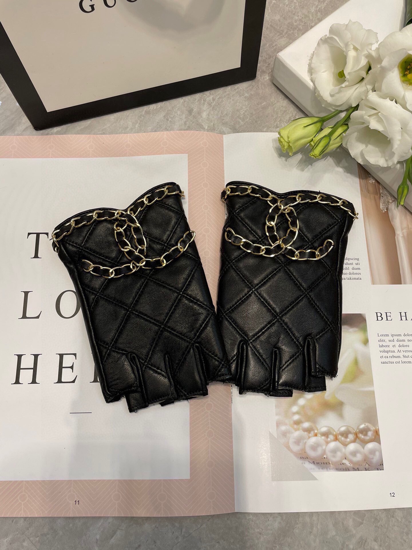 TOP CHANEL  Short Style Velvet lining Gloves- Black