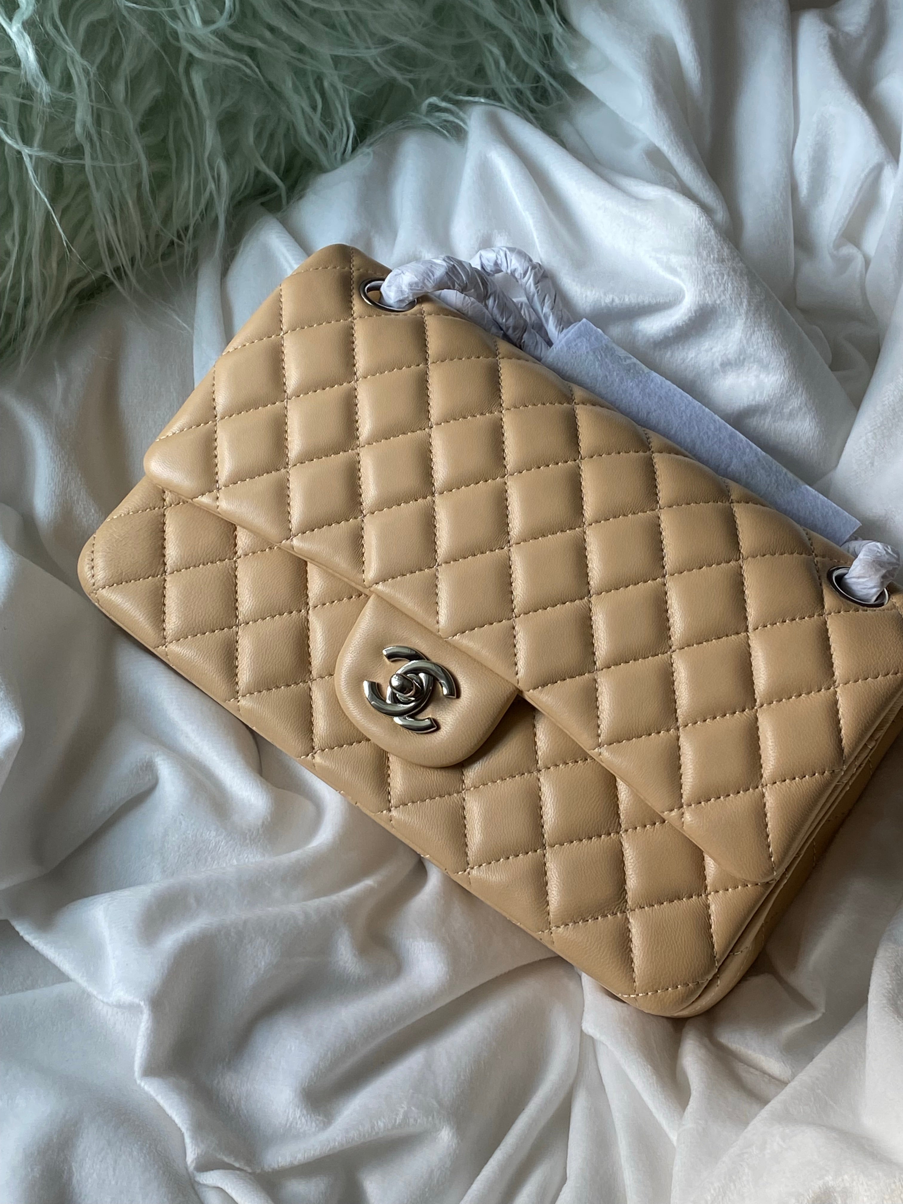 TOP CHANEL Classic Flap Bag Lambskin Medium 25.5cm – Beige & SHW