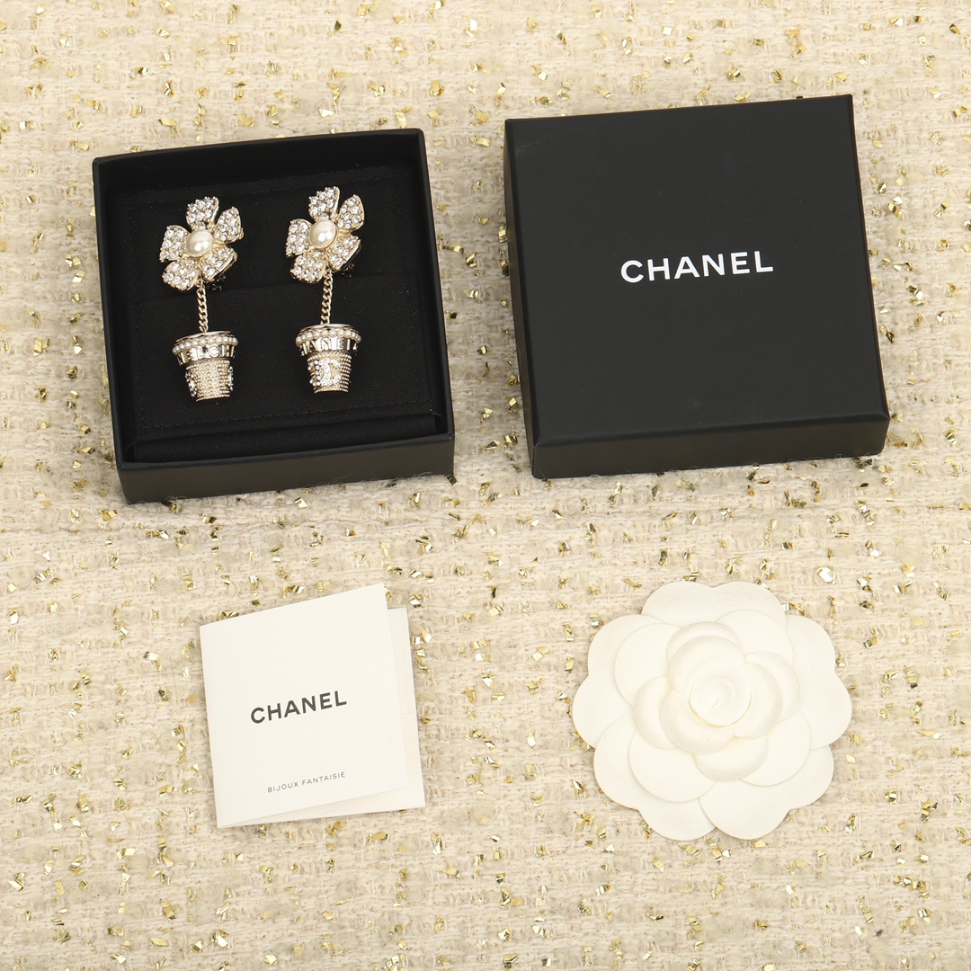 Top CHANEL Potted Flower Earrings