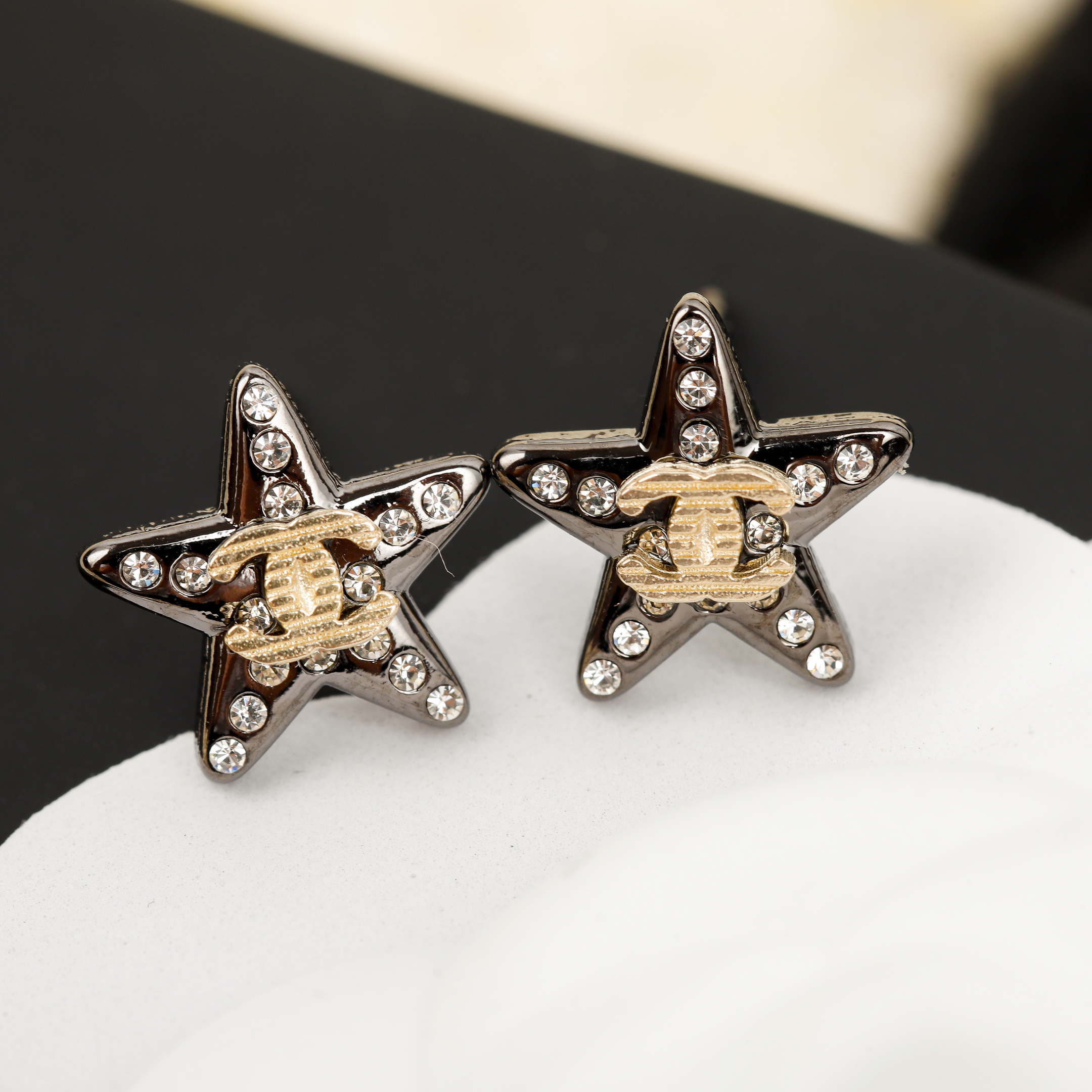 TOP CHANEL Earrings- Gold