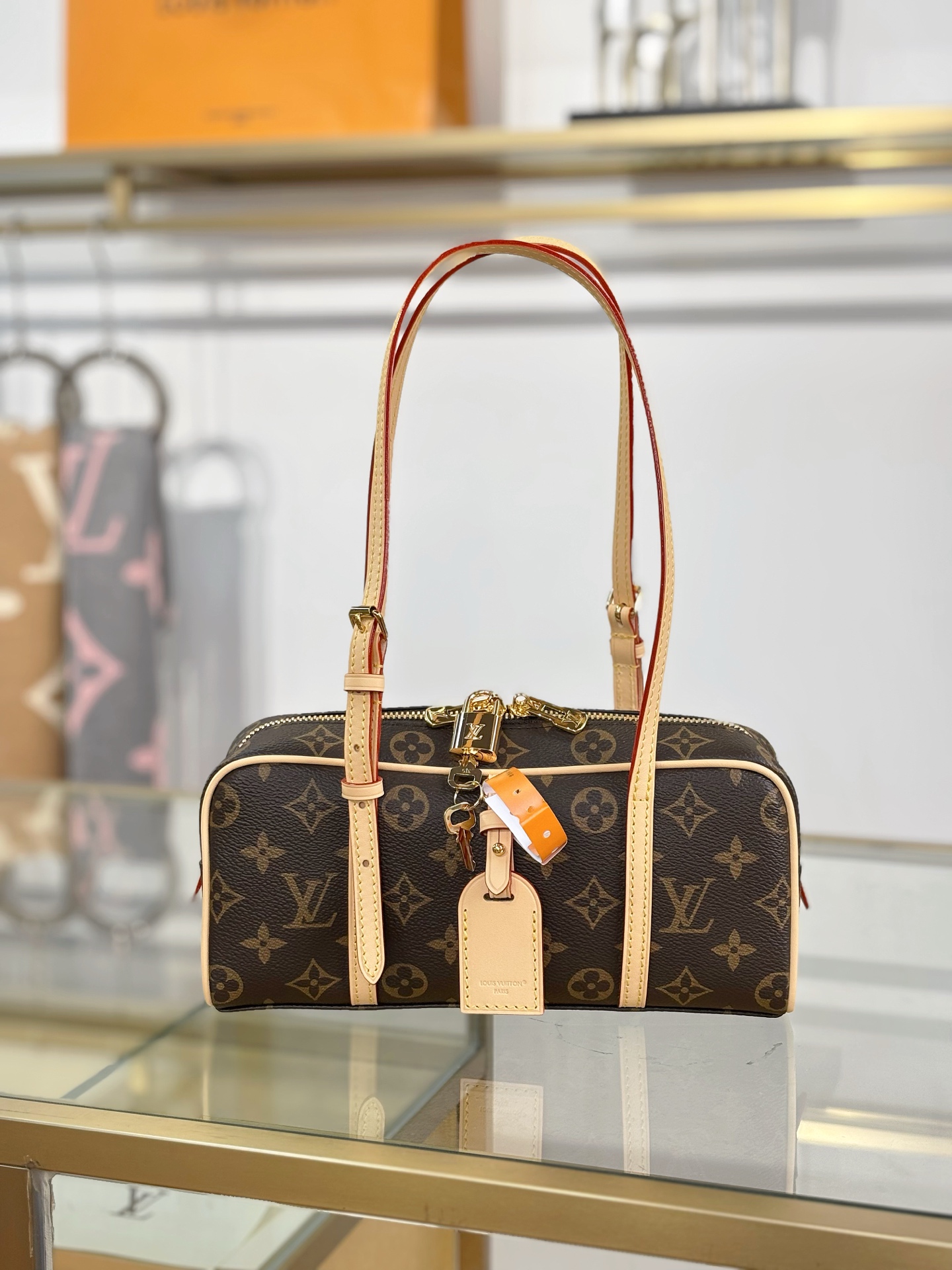 TOP Louis Vuitton LV  HANG ON Bag 26x11.5x6.5cm - Brown