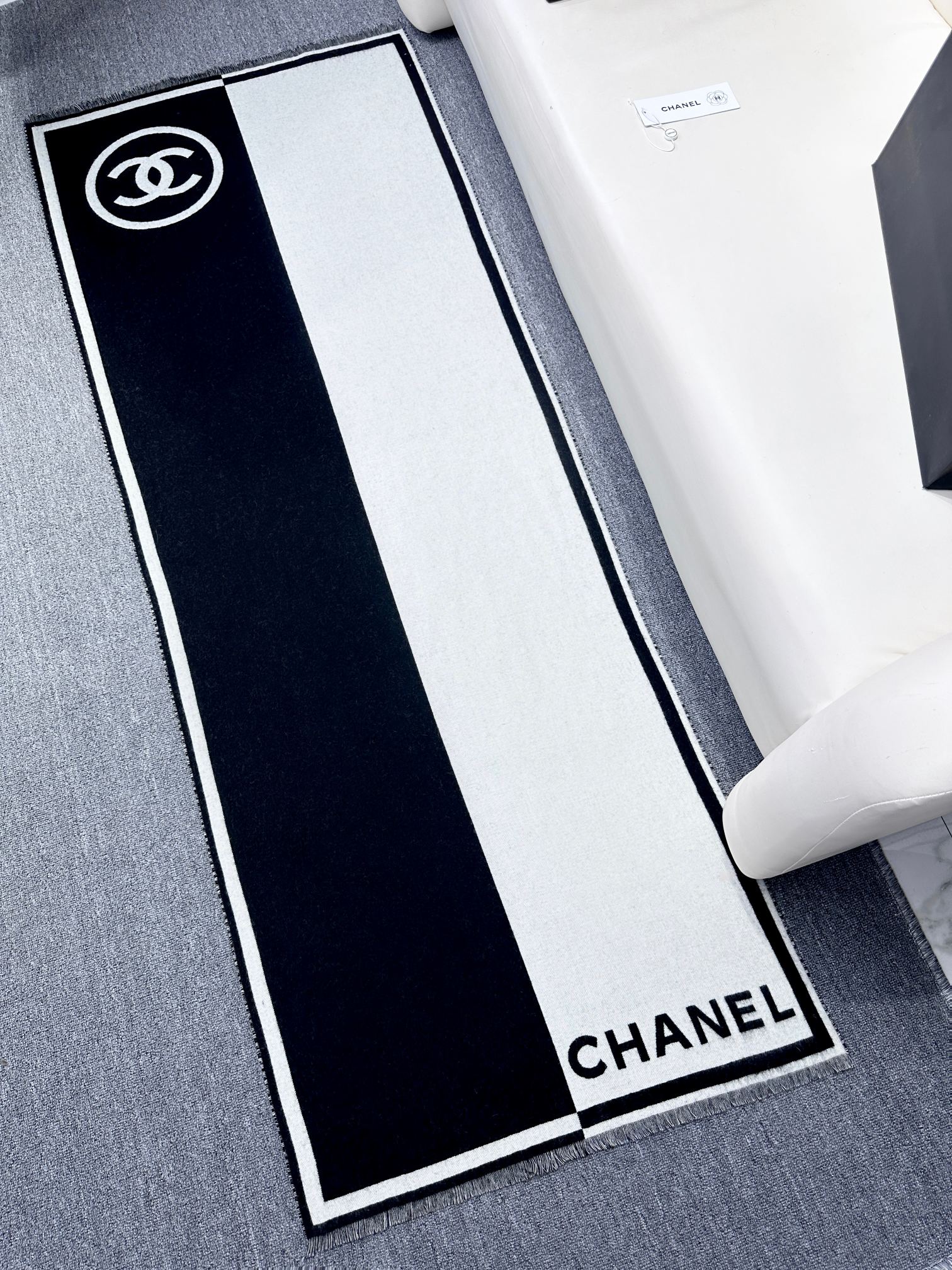 TOP CHANEL Black and White Symmetrical Double-sided Scarf 65x195cm - Black and White