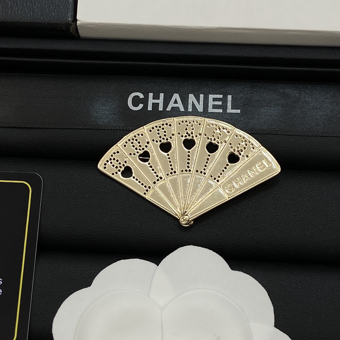 TOP CHANEL Folding Fan Brooch - Gold