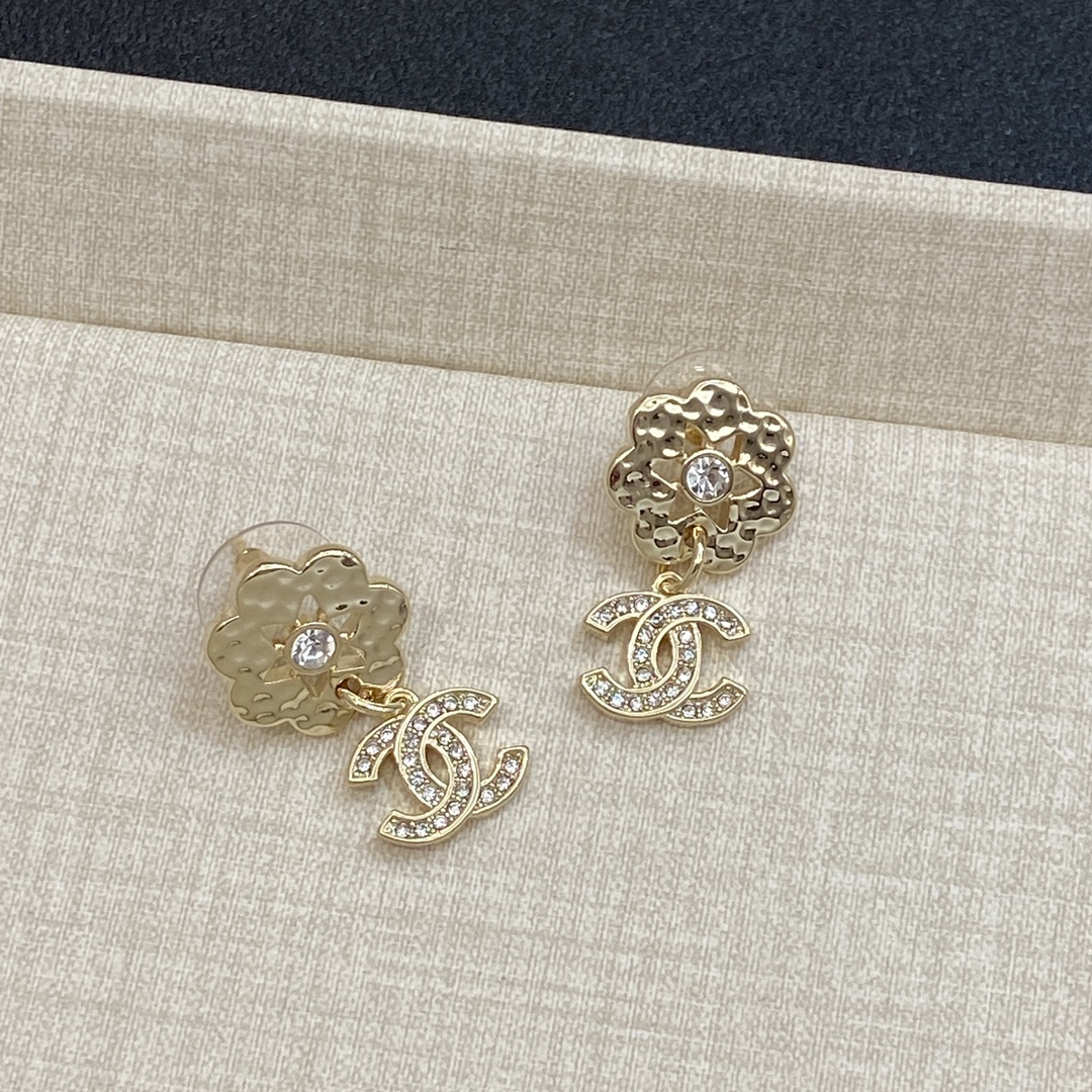 TOP CHANEL CC  Earrings- Gold