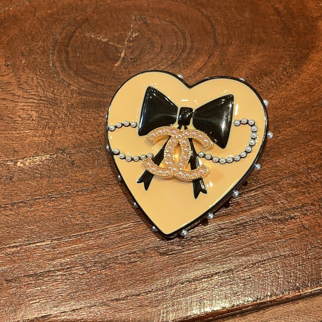 TOP CHANEL CC Brooch