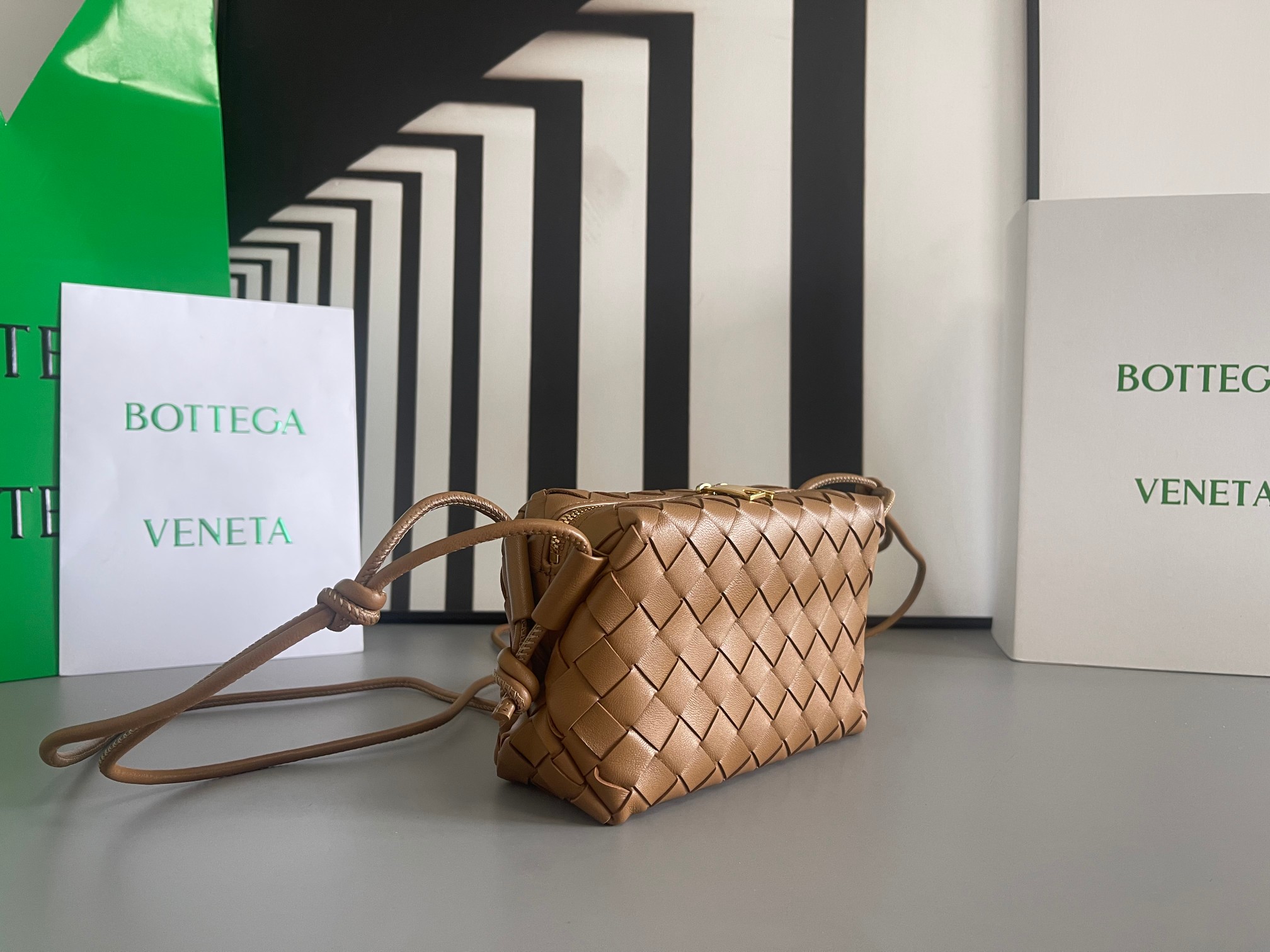 TOP Bottega Veneta BV Loop Camera Bag Lambskin 17x10x6cm - Brown