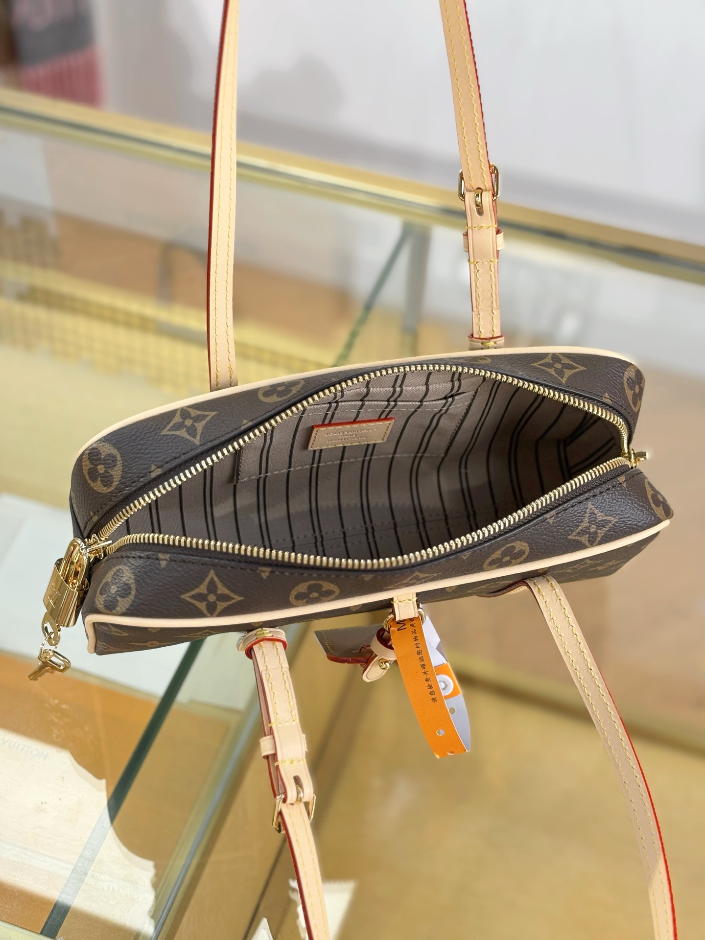 TOP Louis Vuitton LV  HANG ON Bag 26x11.5x6.5cm - Brown