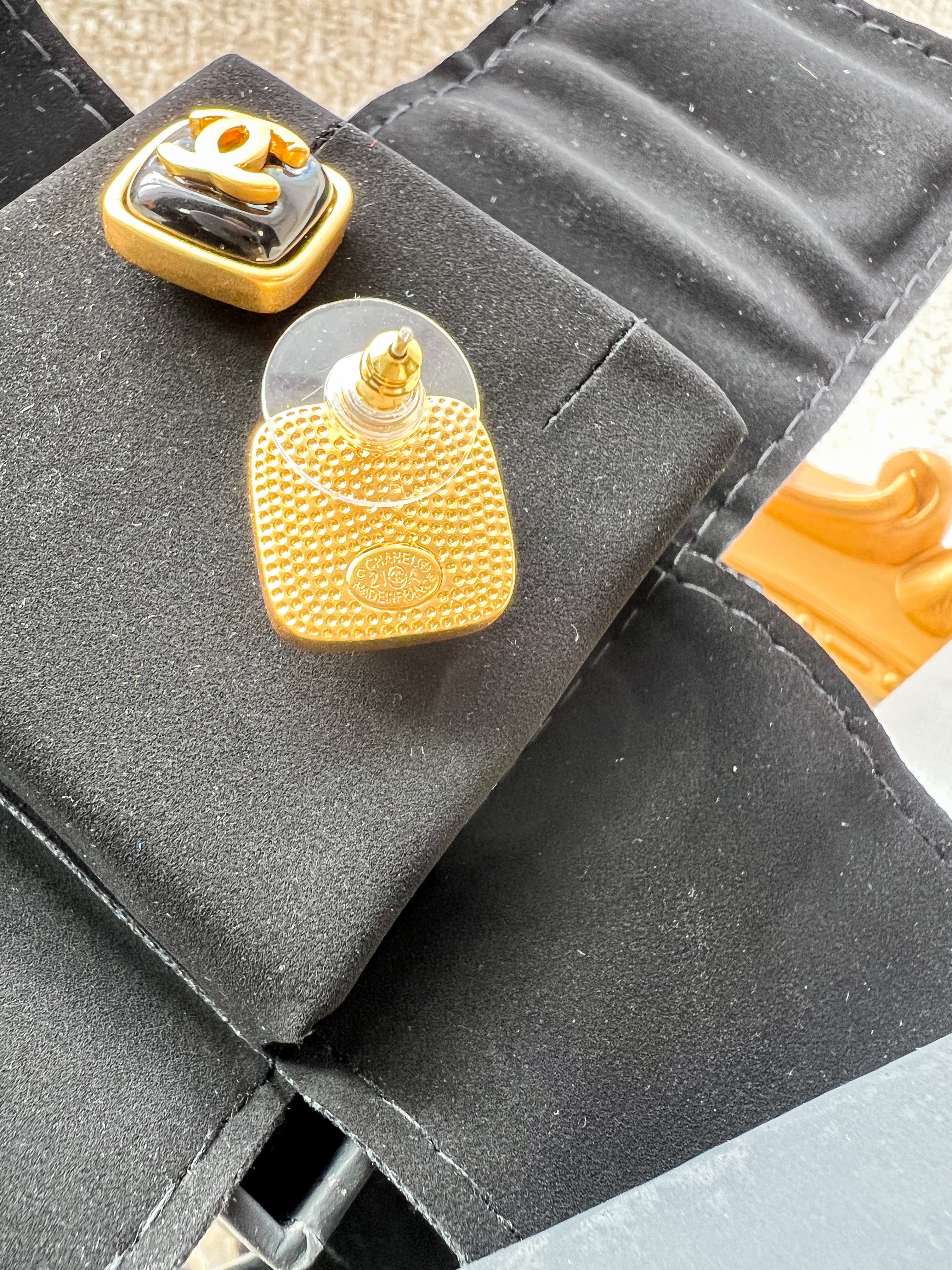 TOP CHANEL Vintage Square Stud Earrings