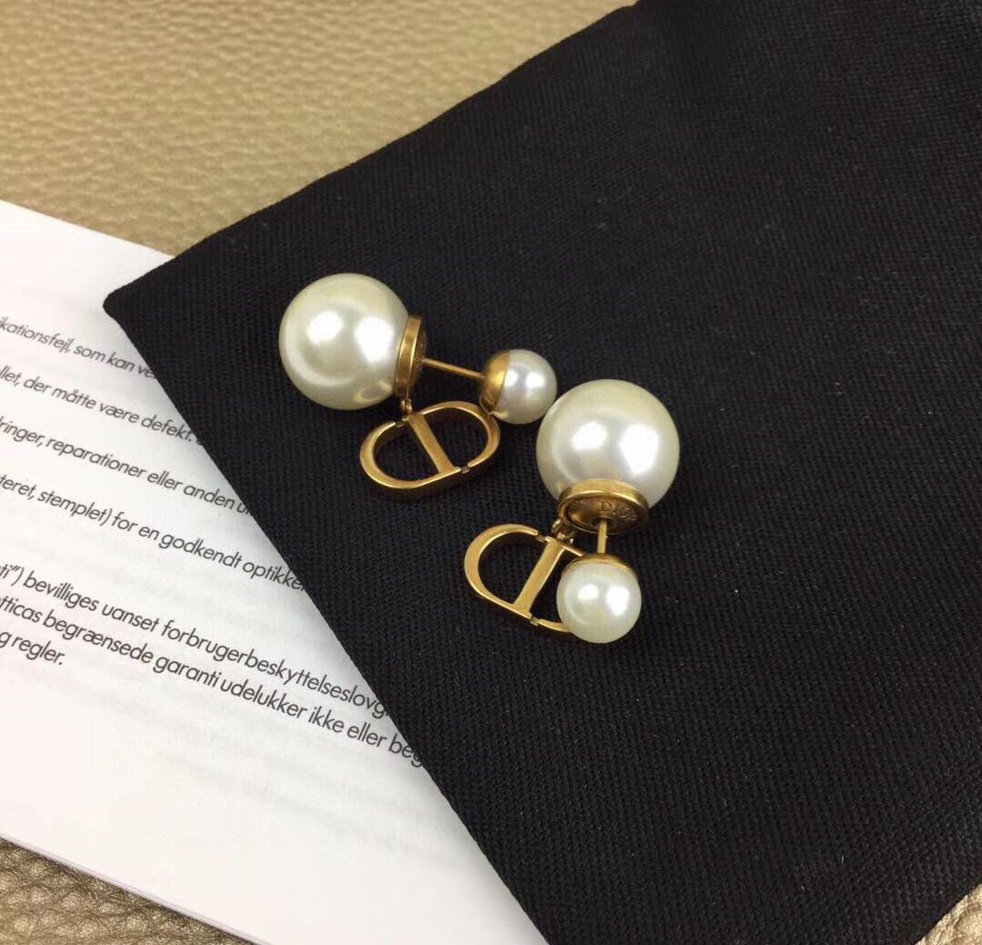 Top Christian Dior Pearly Stud Earrings