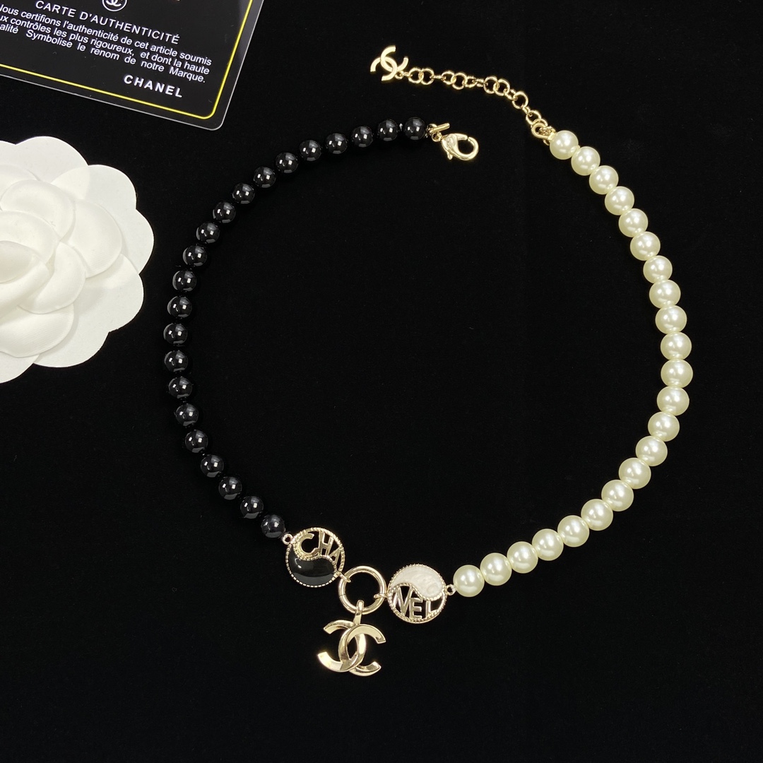 TOP CHANEL Black and White Pearl Necklace