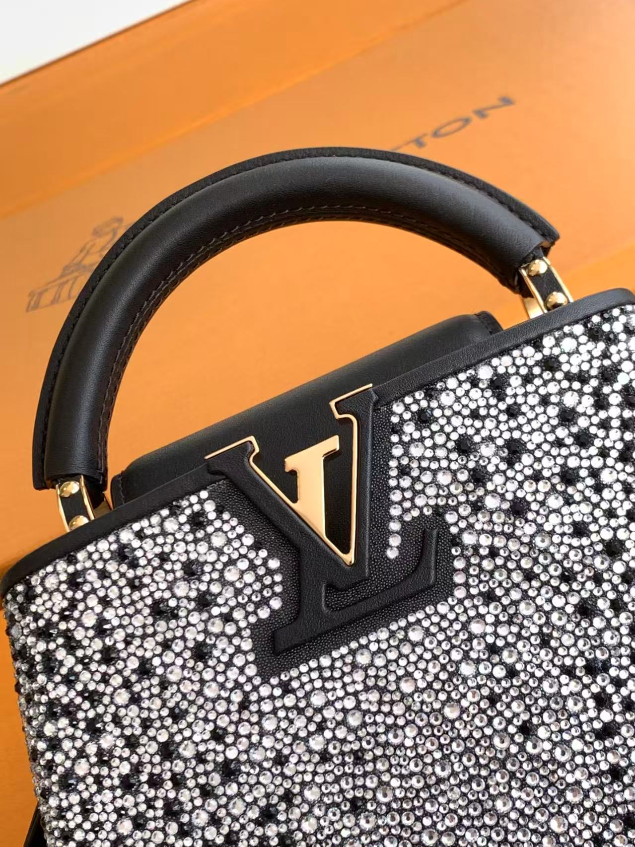 TOP Louis Vuitton LV Capucines Bag 22x12x8cm - Black