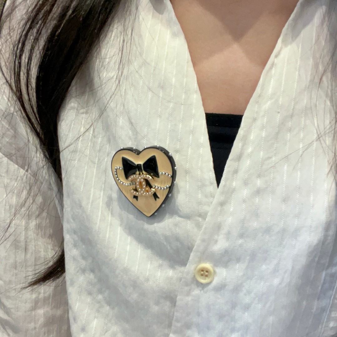 TOP CHANEL CC Brooch