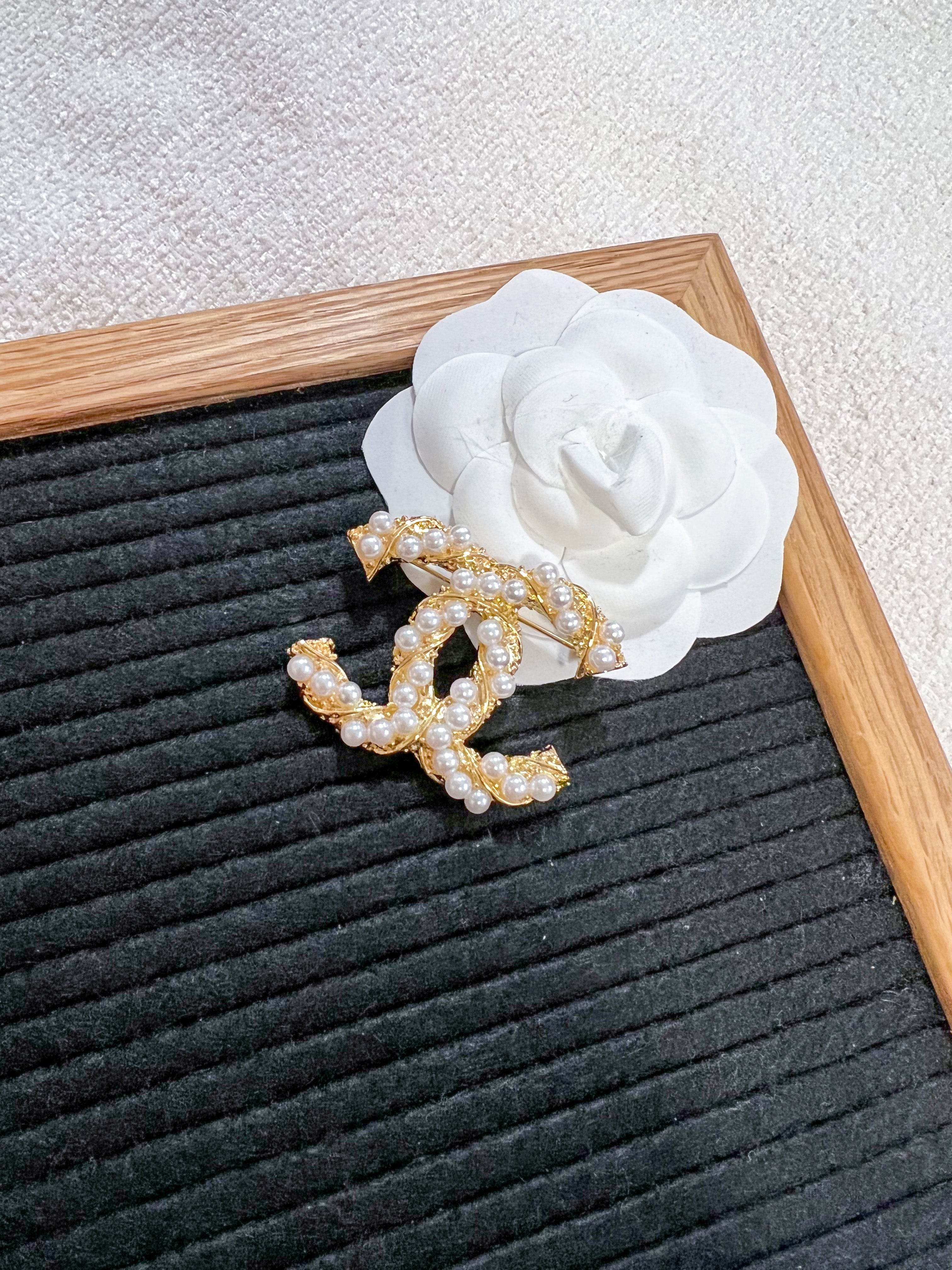 TOP CHANEL Inspired Pearly Brooch - Gold