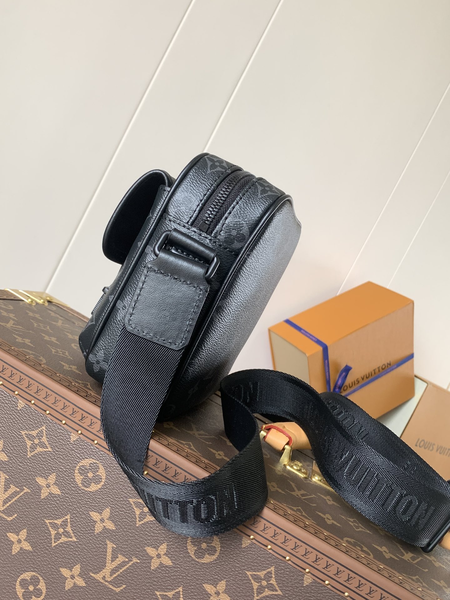 TOP Louis Vuitton LV Getaway Messenger Bag Monogram Eclipse Canvas 19*20*6cm - Black