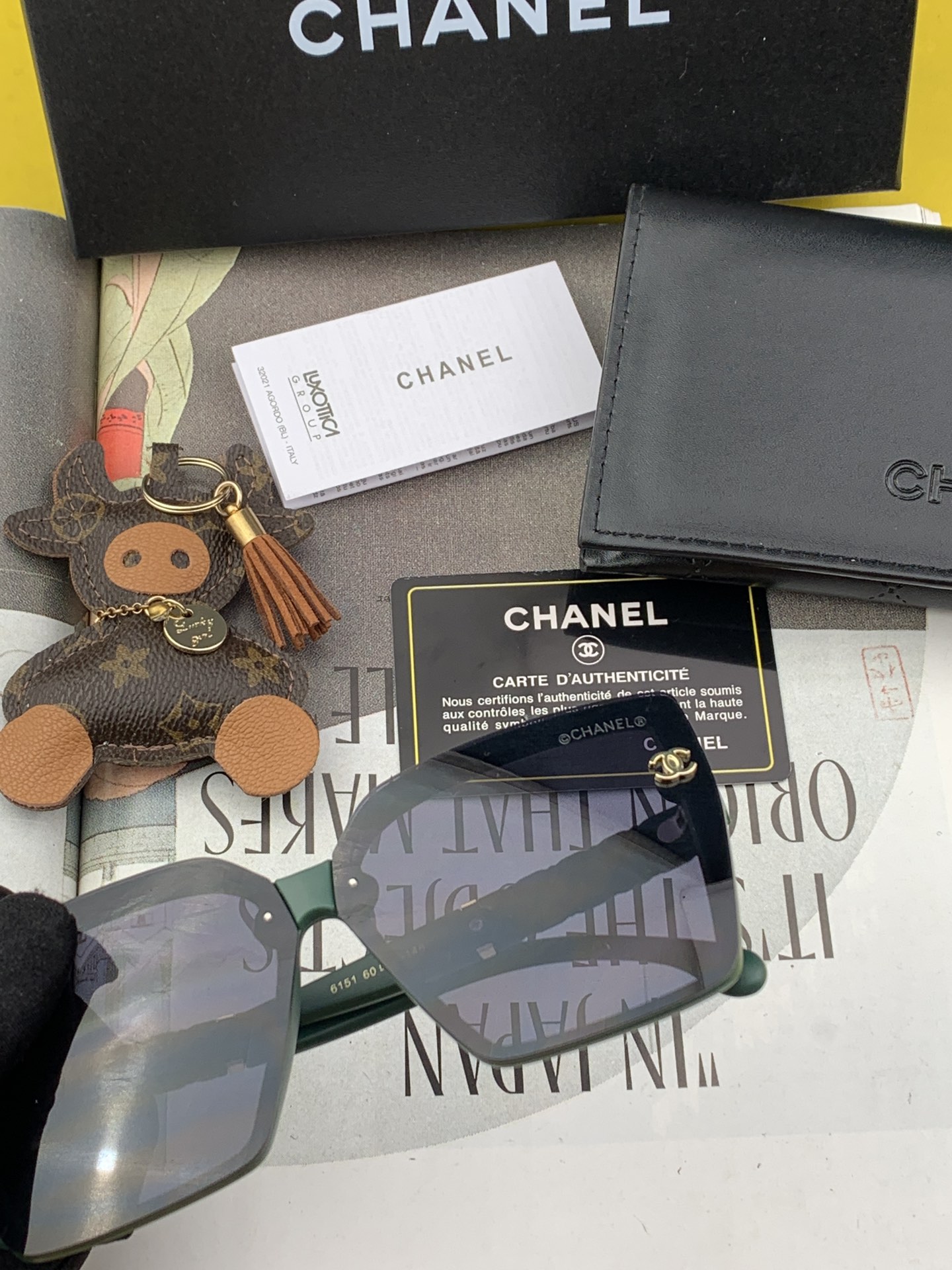 TOP CHANEL Large Frame Sunglasses - Two Colors