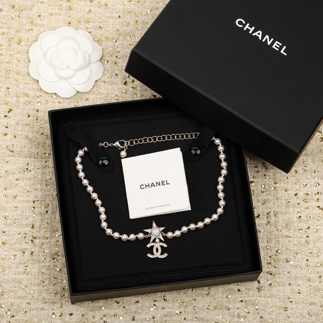 TOP CHANEL CC Five-Pointed Star Necklace - White