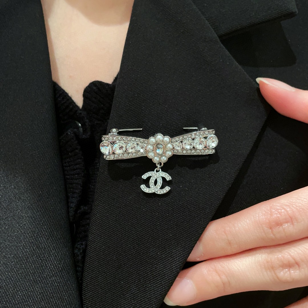TOP CHANEL  Brooch - Sliver