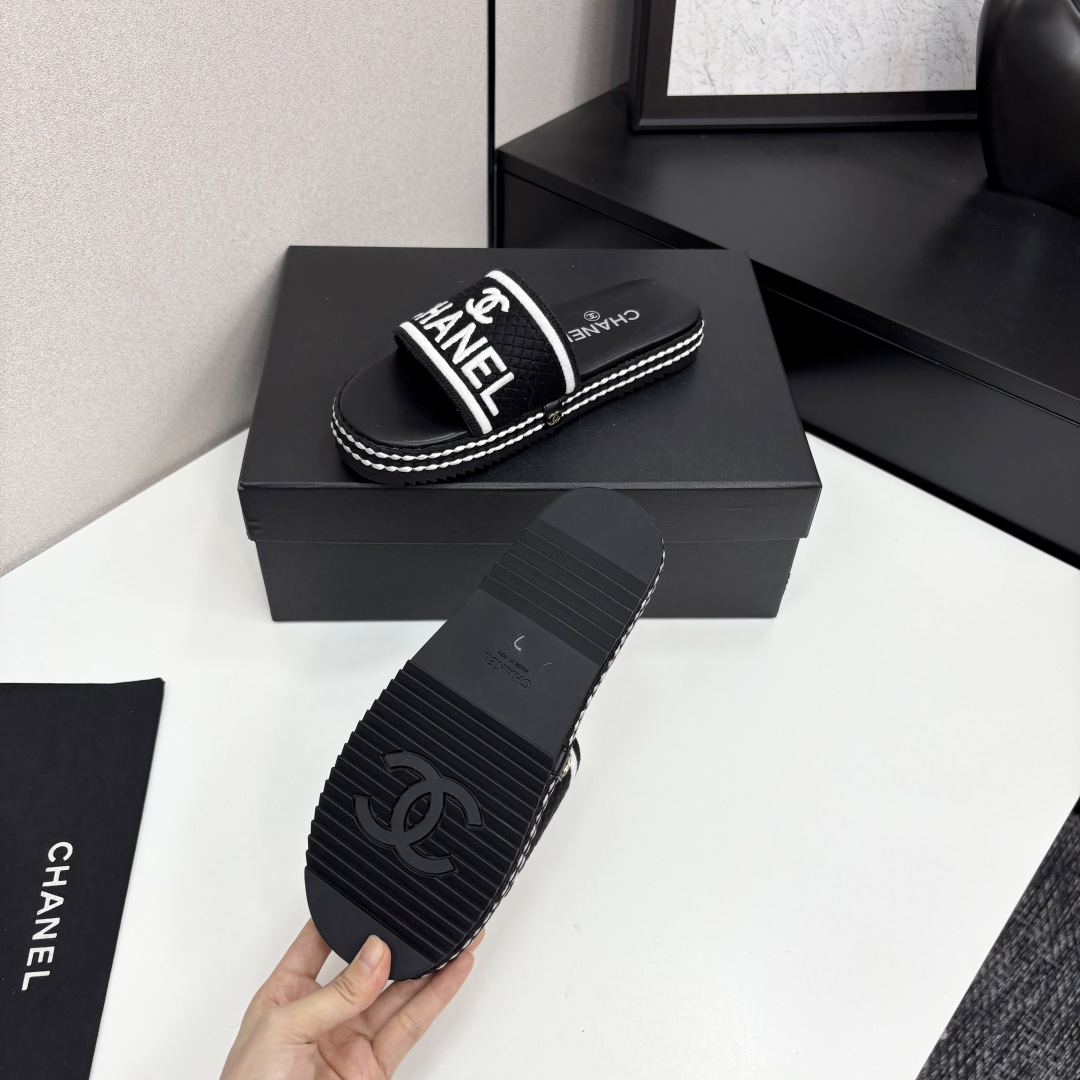 TOP CHANEL Slippers - Black