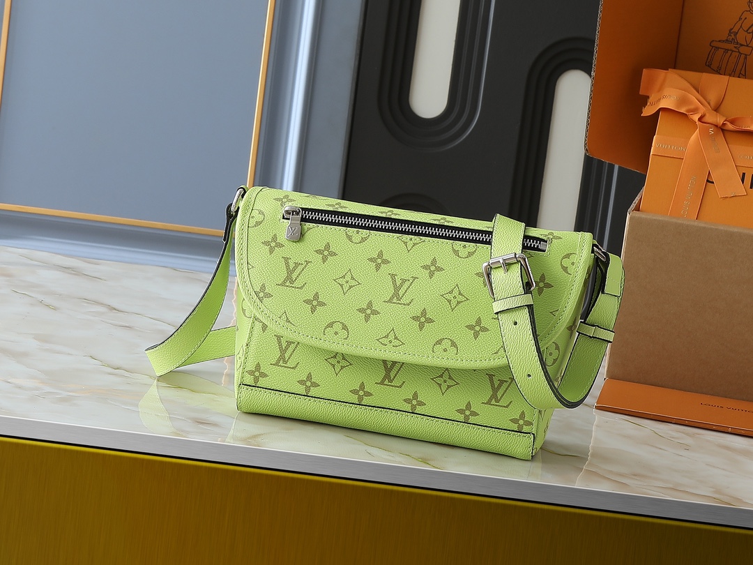 TOP Louis Vuitton LV Pulse Messenger Bag Monogram Eclipse Canvas 17 x 11 x 26.6cm - Green