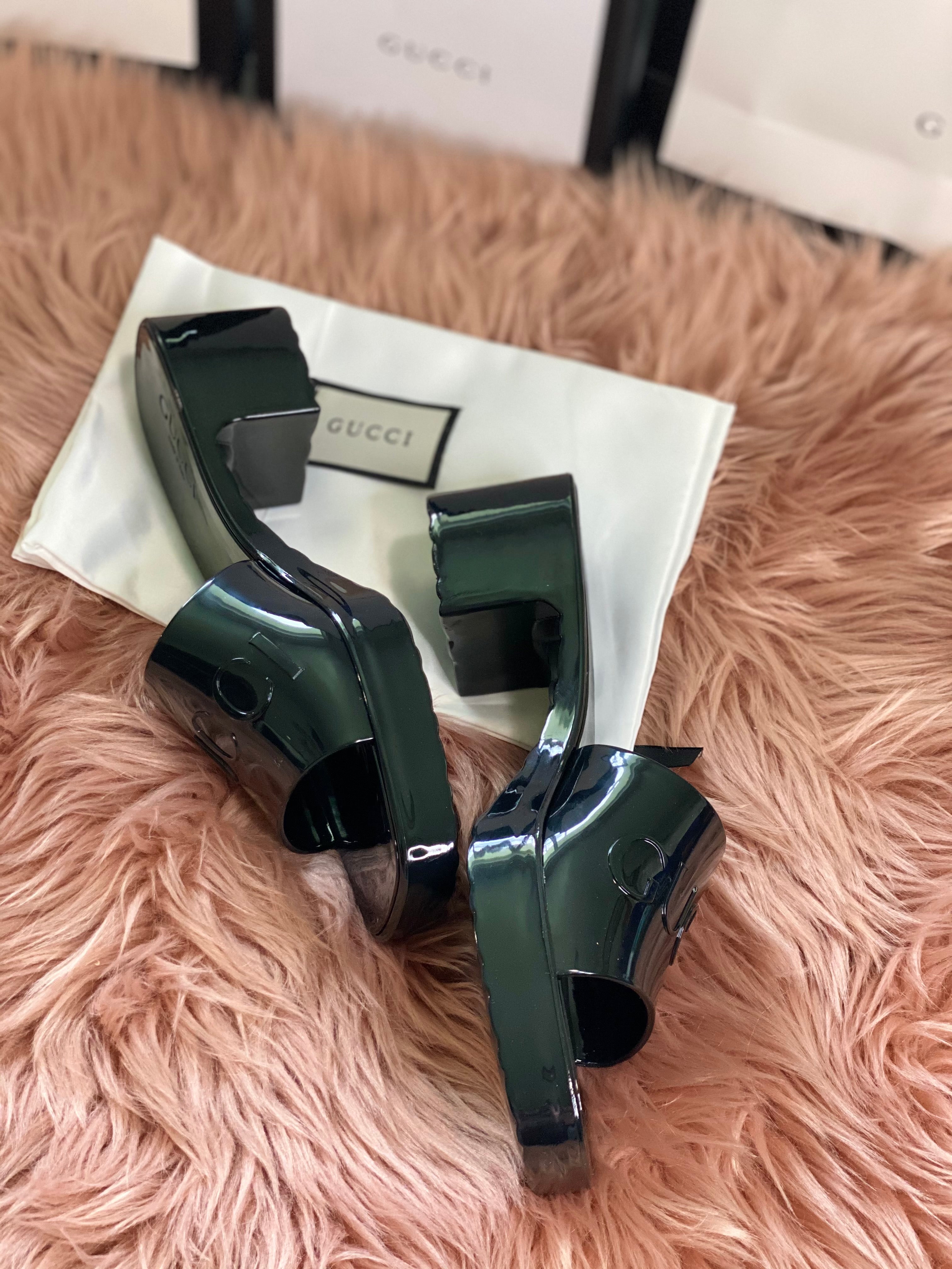 TOP GUCCI GG Logo Embossed Rubber Mules - Black