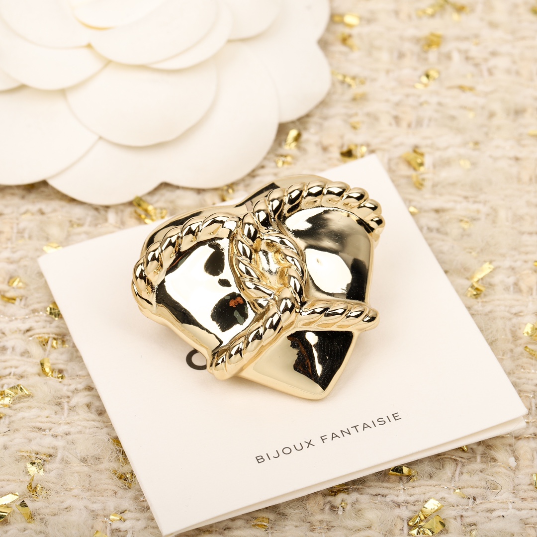 TOP CHANEL Love Brooch - 2 Colour