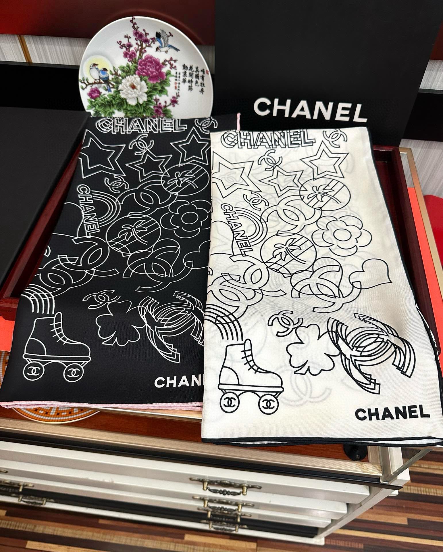 TOP Chanel Silk Scarf 90x90cm - 2 Colors