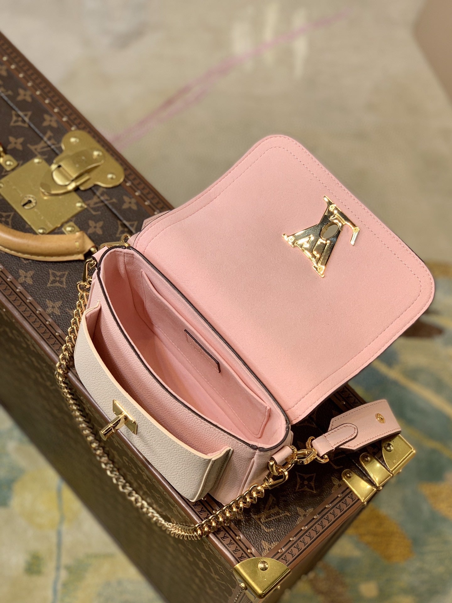 TOP Louis Vuitton LV Lock Me Tender 19×13 ×8 cm- Pink and Cream