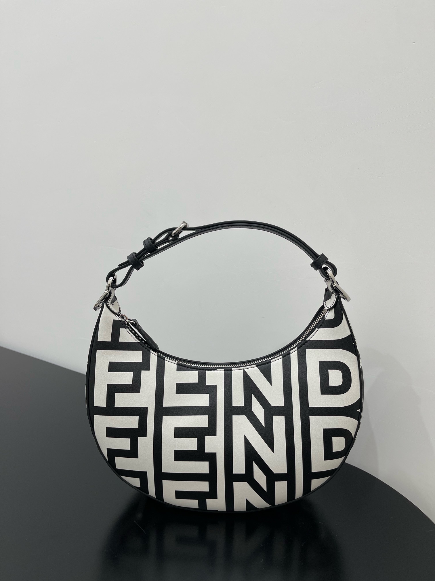 TOP FENDI Graphy Bag - Black & White