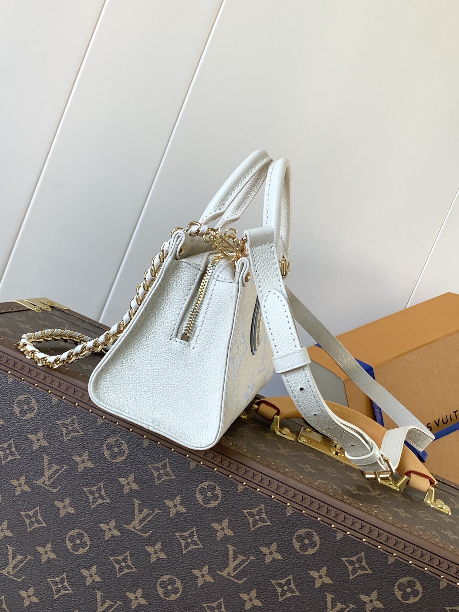 TOP Louis Vuitton LV On The Go East West Bag Cow Leather 25x13x10 cm- White and Blue